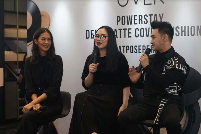 Paula Verhoeven dan Dhirman Putra sebagai Make-Up Artist (MUA) dalam peluncuran Powerstay Demi-Matte Cover Cushion. (Make Over) - Image