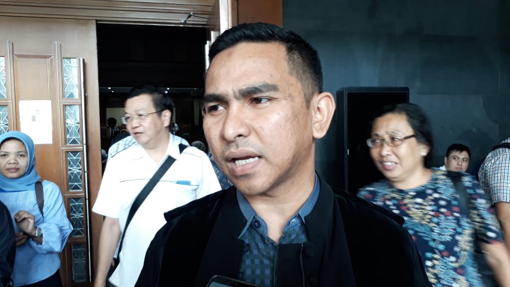 Arif Sulaiman, pengacara penasihat hukum terdakwa Kurniawan Eddy Tjokro selaku Direktur PT Tjokro Bersaudara, di PN Tipikor Jakarta, Rabu (12/5). (Ridwan/ JPC) - Image