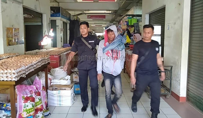 DIAMANKAN: Pelaku pemukulan diamankan sekuriti Pasar Sanggam Adji Dilayas. (Berau PosT) - Image
