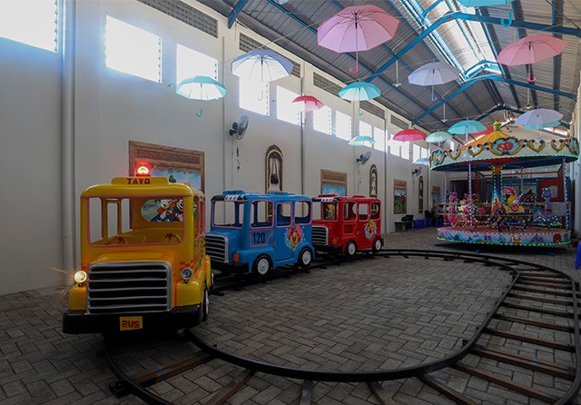 AREA BERMAIN: Memanfaatkan lahan yang luas di bagian belakang, pemilik rumah membuatnya jadi playground. Beberapa wahana ditempatkan di sana untuk bermain anak anak sekitar rumah. (Allex Qomarulla/Jawa Pos) - Image