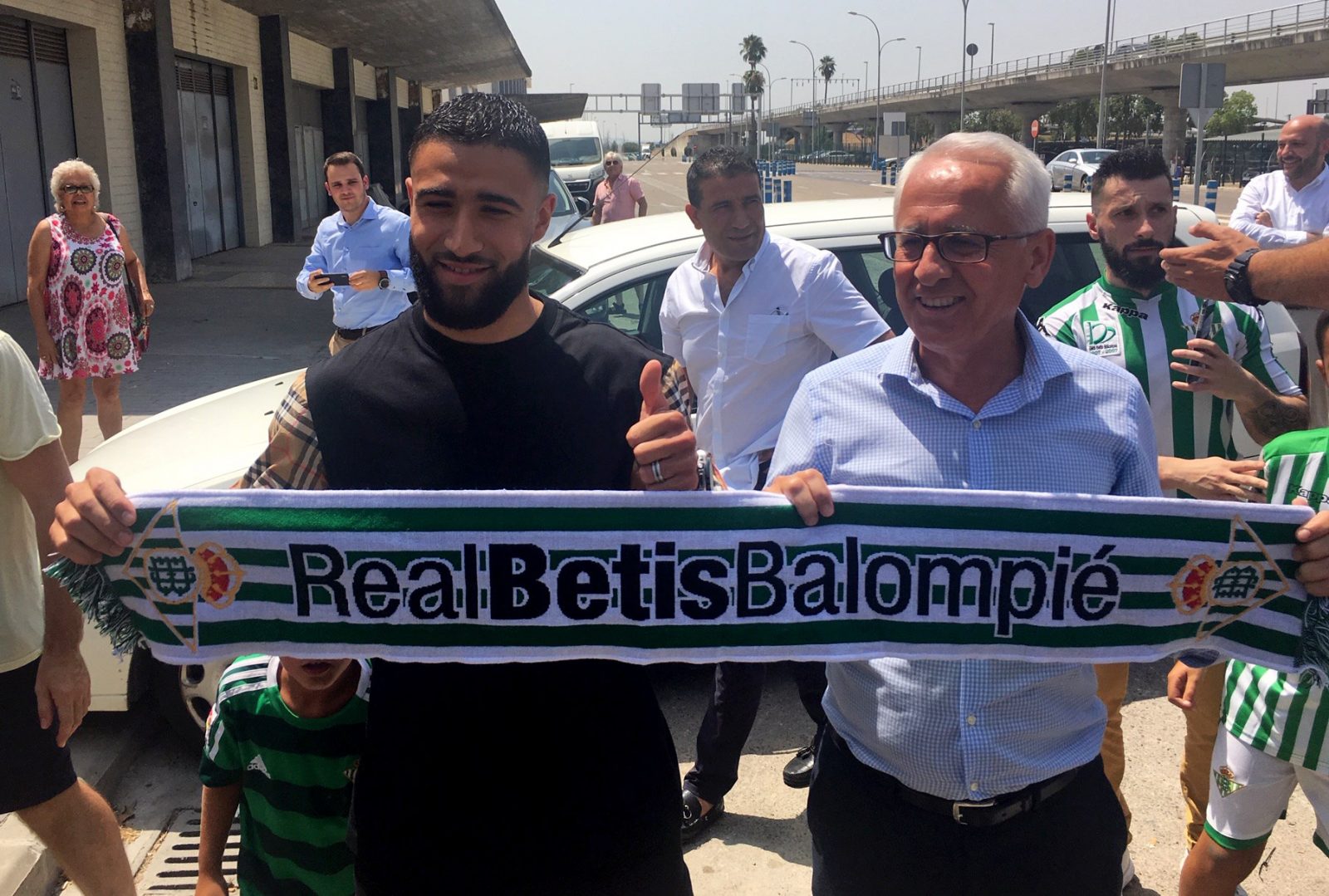 Nabil Fekir (L) poses for the photographers with Real Betis - Image