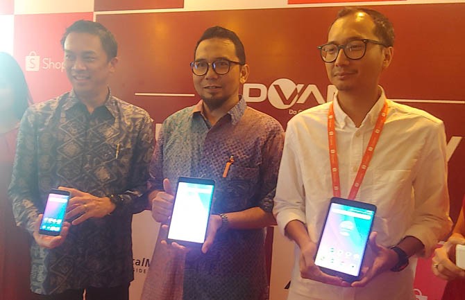 GM Marketing Advan Aria Wahyudi (tengah) di pengumuman kerja sama Advan dan Shopee untuk program Super Brand Day. (RianAlfianto/JawaPos.com). - Image