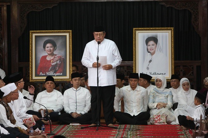 Presiden ke-6 Susilo Bambang Yudhoyono (SBY) (tengah) bersama keluarga dan warga saat mengikuti acara tahlilan 40 hari meninggalnya Ani Yudhoyono di Pendopo Puri Cikeas Indah, Kabupaten Bogor, Jawa Barat, Rabu (10/7).FOTO:MIFTAHULHAYAT/JAWA POS - Image