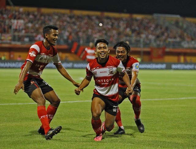 Andik Vermansyah melakukan selebrasi bersama rekan-rekanya usai mencetak gol satu satunya kegawang Arema FC pada turnamen liga 1 di Gelora Ratu Pamelingan Pamekasan Madura, Jawa Timur, kemarin, Sabtu (20/7/2019). Dalam pertandingan ini tim tuan rumah Madu - Image
