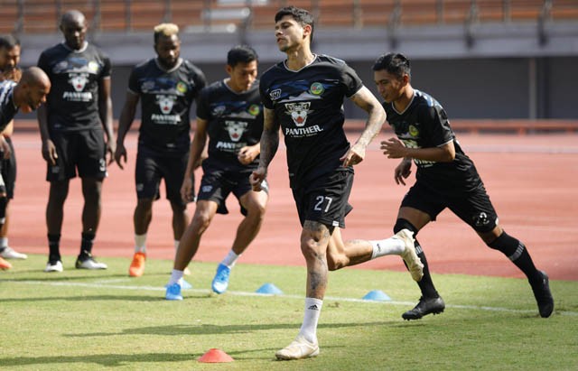 Ciro Alves (dua dari kanan), striker PS Tira Persikabo melakukan pemanasan saat sesi latihan resmi di Stadion Gelora Bung Tomo, Surabaya, kemarin (20/7). FOTO: Angger Bondan/Jawa Pos - Image