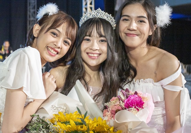 Dari kiri: Feni, Yupi, dan Gaby usai konser, Minggu (21/7). Feni memegang tongkat estafet dari Yupi untuk menjadi center Tim J. (Dhimas Ginanjar/Jawa Pos) - Image