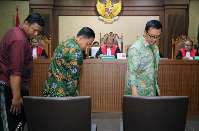 Menpora Imam Nahrawi dan Aspri Miftahulum menjadi saksi dengan terdakwa Mulyana dalam kasus Dana Hibah KONI di Pengadilan Tipikor, Jakarta, Kamis (4/7/19). FOTO : FEDRIK TARIGAN/ JAWA POS - Image