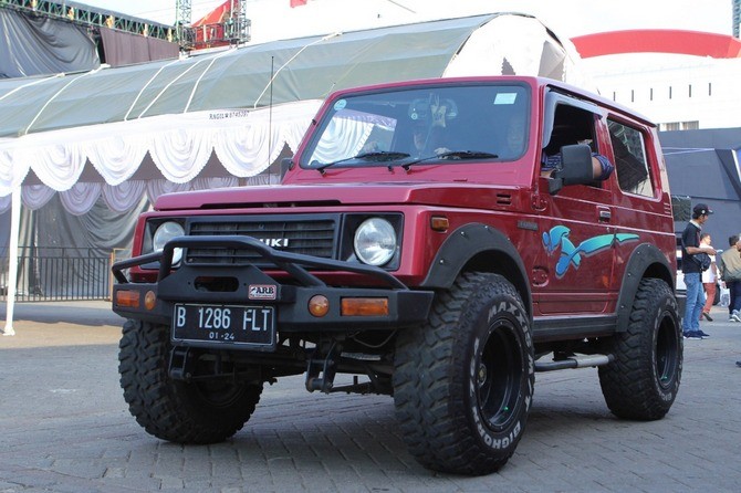 Suzuki Jimny generasi lawas (Agfi Sagittian/Jawa Pos)