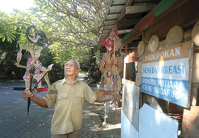 TIDAK ADA AKTIVITAS: Sutadji Puspo Pinardi memperlihatkan 2 figur wayang Brotoseno (kiri ) dan Kumbokarno di Kampoeng Seni kemarin. Dia merupakan satu dari lima seniman yang masih bertahan. (Boy Slamet/Jawa Pos) - Image