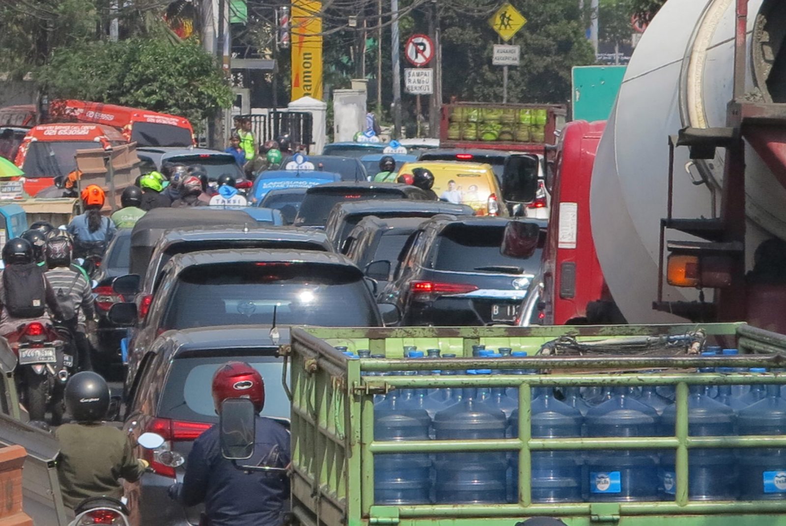 Antrian sejumlah kendaraan bermotor yang tersendak macet disepanjang Jalan Cikini, Jakarta, Rabu (31/7/2019). Kemacetan terjadi imbas dari pelebaran trotoar cikini yang dilebarkan hingga 3 meter. Foto: Dery Ridwansah/ JawaPos.com - Image