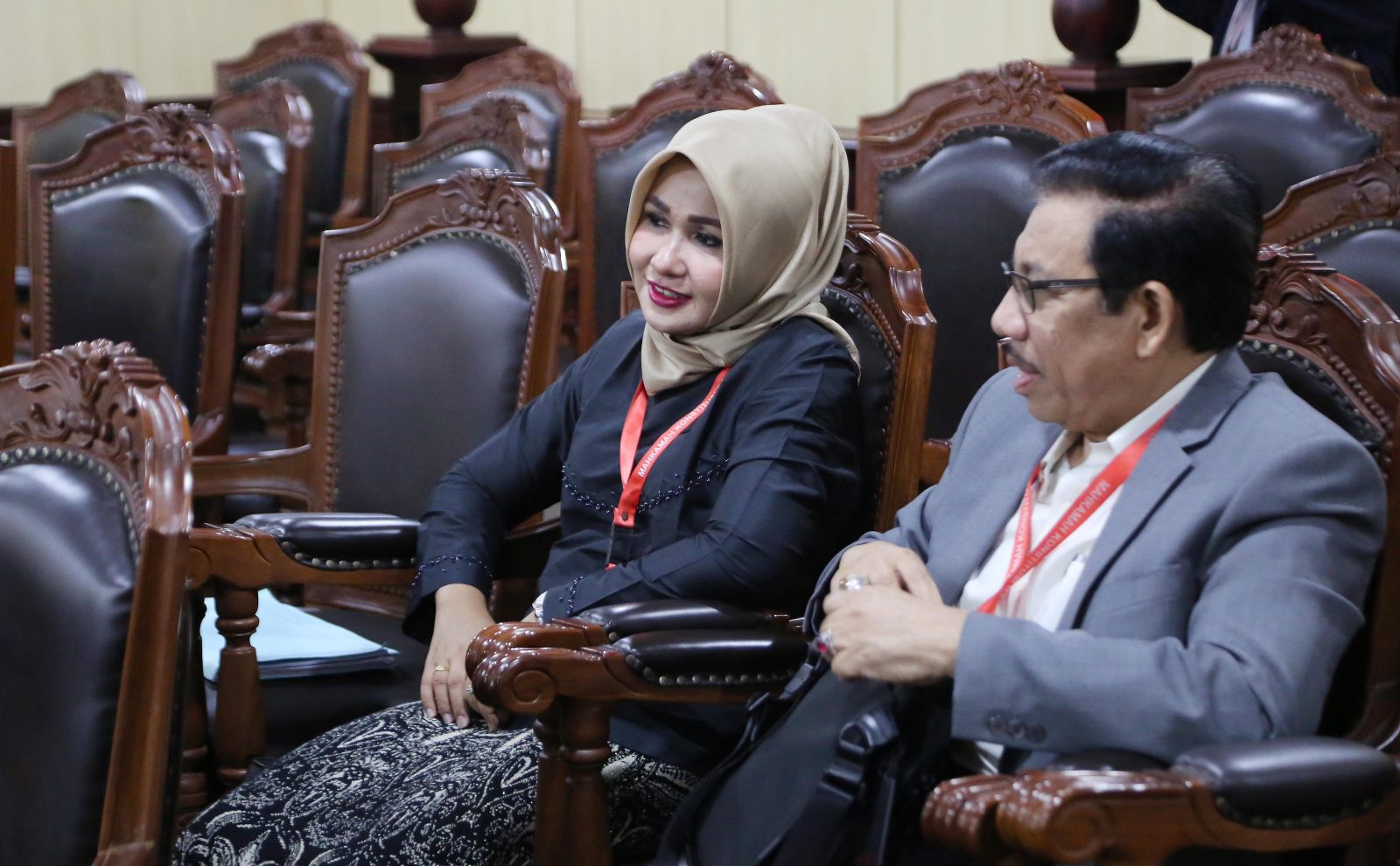 Evi Apita Maya, caleg DPD terpilih dari dapil NTB didampingi kuasa hukumnya. (Fedrik Tarigan/Jawa Pos) - Image