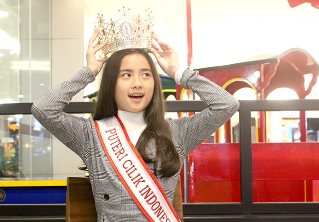 SELEBGRAM: Marcha mengenakan selempang dan tiara sebagai Putri Cilik Indonesia 2019. (Nurul Komariyah/Jawa Pos) - Image