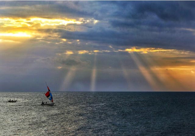Sebuah perahu nelayan melintas di pantai Ampenan, Kota Mataram, kemarin (17/7). Ampenan merupakan wisata andalan Kota Mataram. Nelayan_IVAN-LOMBOK-POST_Lombok-Pos - Image