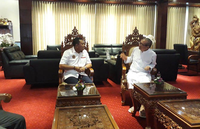 Mantan Bupati Gianyar Anak Agung Gde Agung Bharata (Ida Bhagawan Blebar Gianyar) bersama Bupati Gianyar I Made Agus Mahayastra di ruang kerja Bupati Gianyar, Bali, Rabu (17/07). (Istimewa) - Image