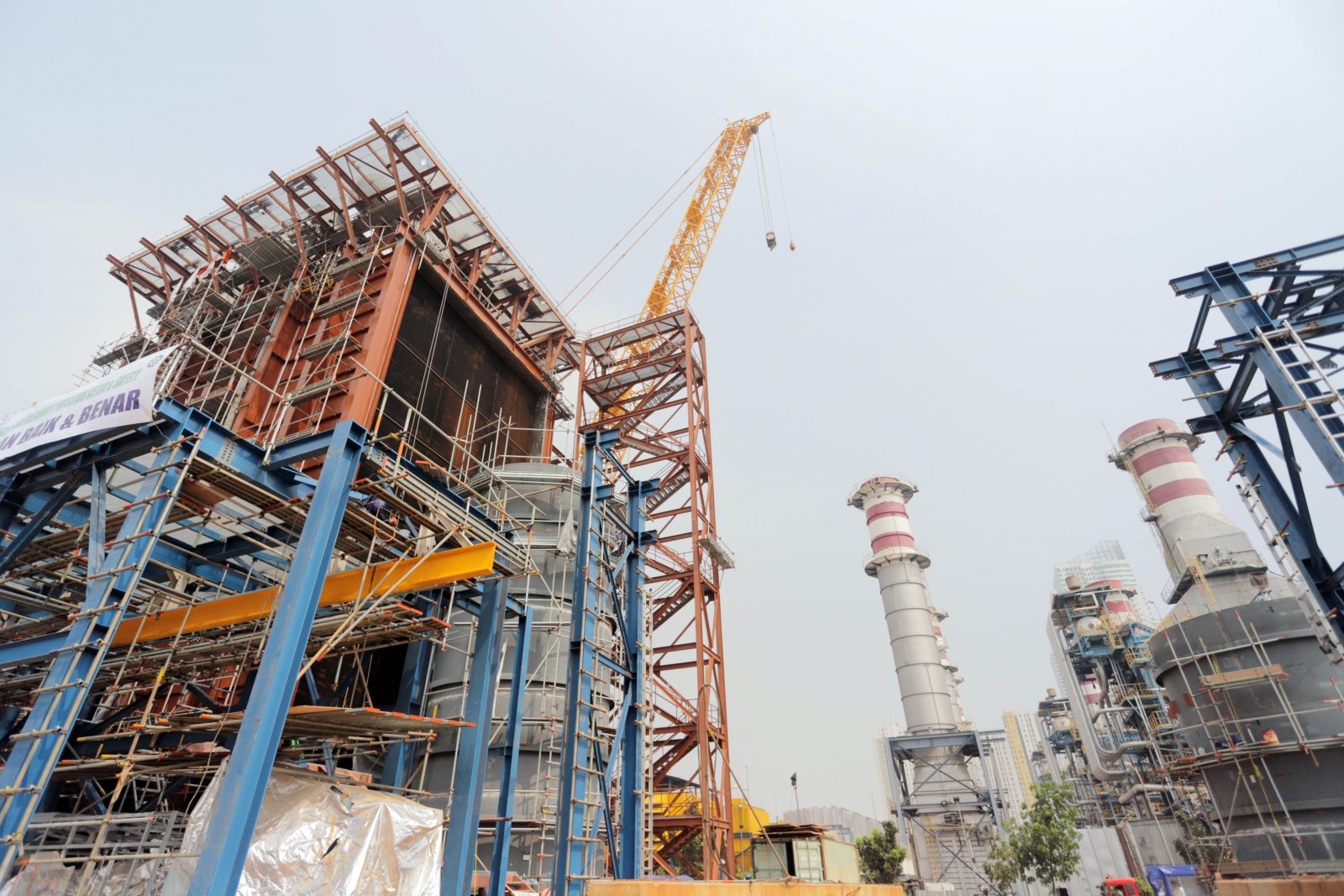 Suasana pembangunan PLTGU Muara Karang Peaker (400-500 MW), Senin (29/7/2019). Proyek PLTGU Muara Karang Peaker (400-500 MW), merupakan bagian dari mega proyek 35.000 MW. Dibangun di area seluas 3,75 Ha di lahan PLTU/PLTGU Muara Karang. Foto: Dery Ridwan - Image