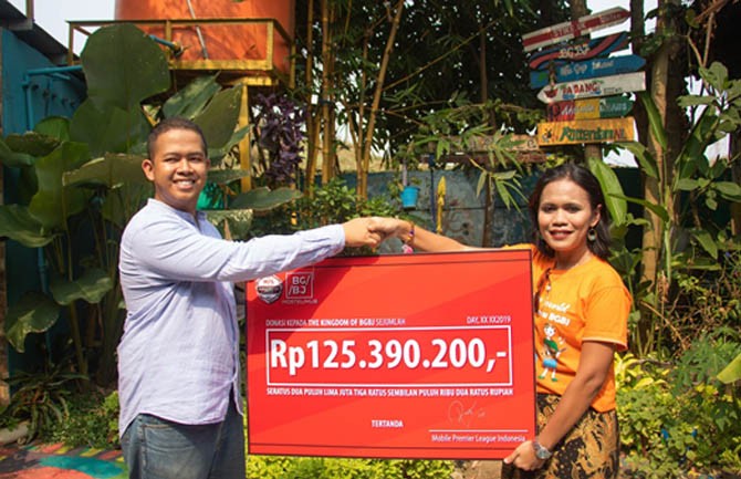 Tim e-sports Mobile Premier League (MPL) secara simbolis menyerahkan donasi. (Istimewa) - Image