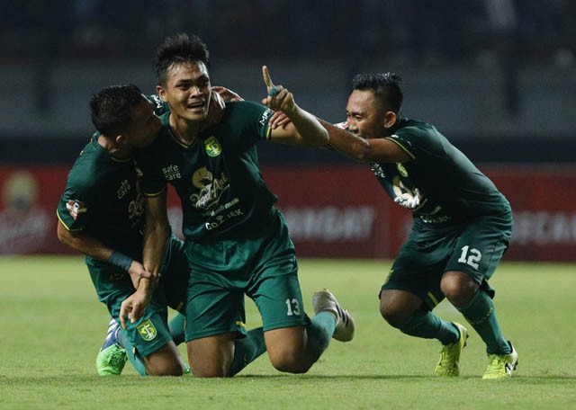 Rachmat Irianto (tengah), gelandang Persebaya meluapkan kegembiraannya usai berhasil menjebol gawang tim PS Tira Persikabo pada pertandingan Liga 1 2019 di Stadion Gelora Bung Tomo, kemarin (21/7). FOTO: Angger Bondan/Jawa Pos - Image