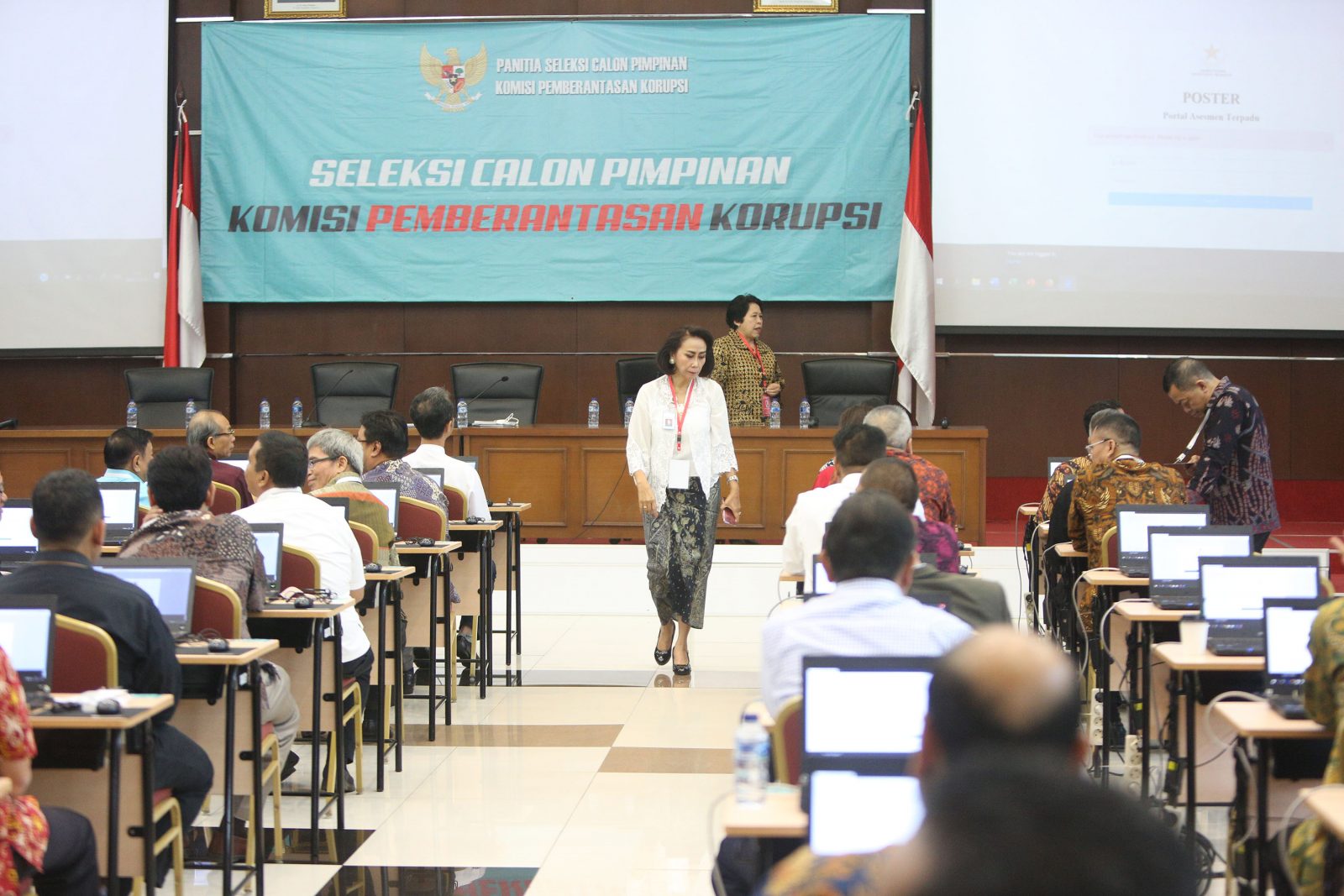 Suasana uji kompetensi seleksi capim KPK, Kamis (18/7). (Miftahulhayat/Jawa Pos) - Image