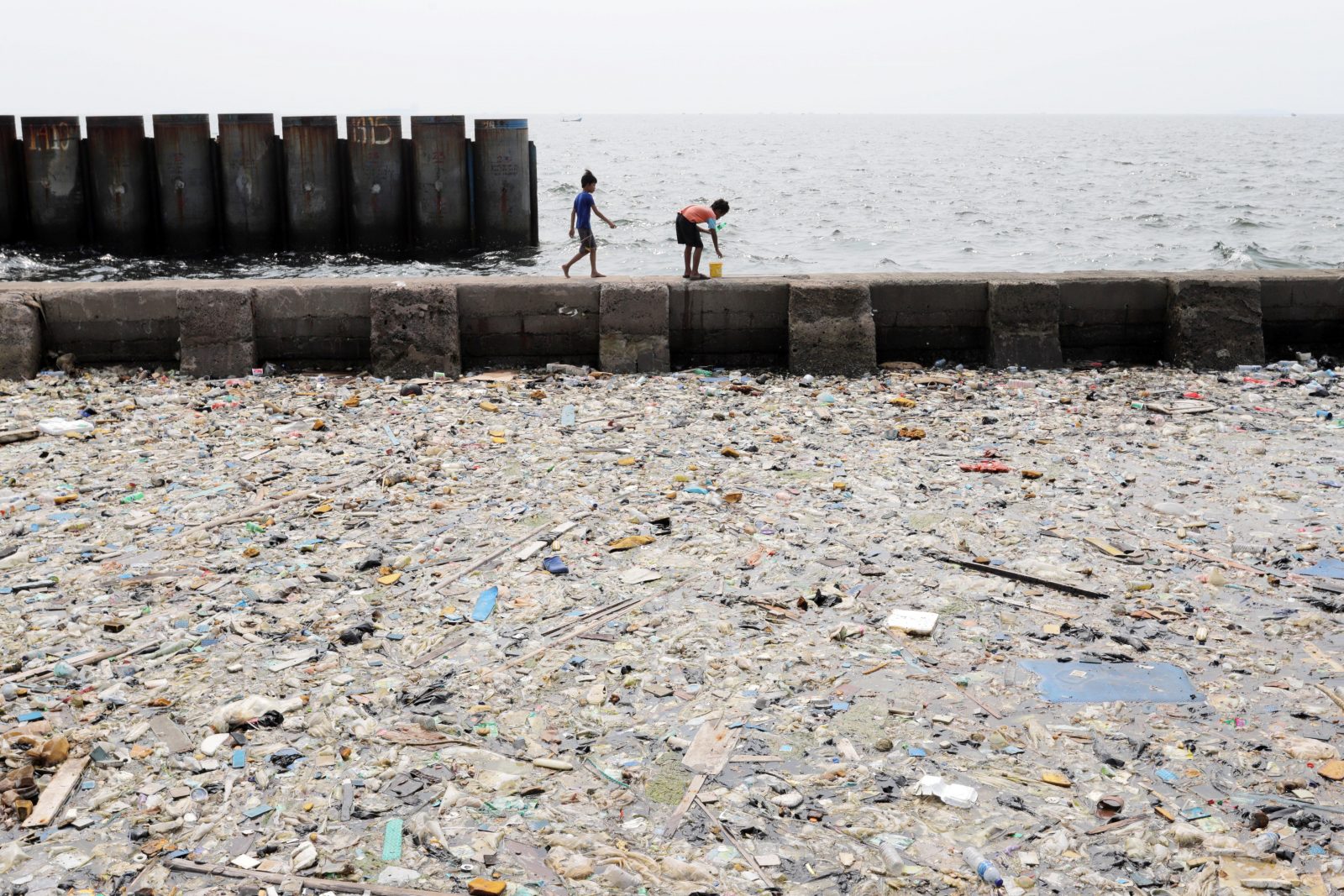 Sampah plastik menumpuk di pinggir laut kawasan Pelabuhan Muara Baru, Jakarta, Senin (29/7/2019). Tumpukan sampah yang didominasi oleh sampah plastik ini terbawa arus laut yang dibuang masyarakat secara sembarangan. Foto: Dery Ridwansah/ JawaPos.com - Image