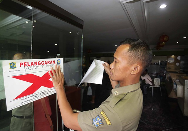 DISEMPRIT: Satpol PP menyegel bangunan yang belum bayar PBB. (Puguh Sujiatmiko/Jawa Pos) - Image