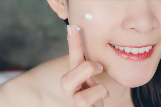 Ilustrasi penggunaan produk anti aging agar tetap awet muda/dok Hello Sehat - Image