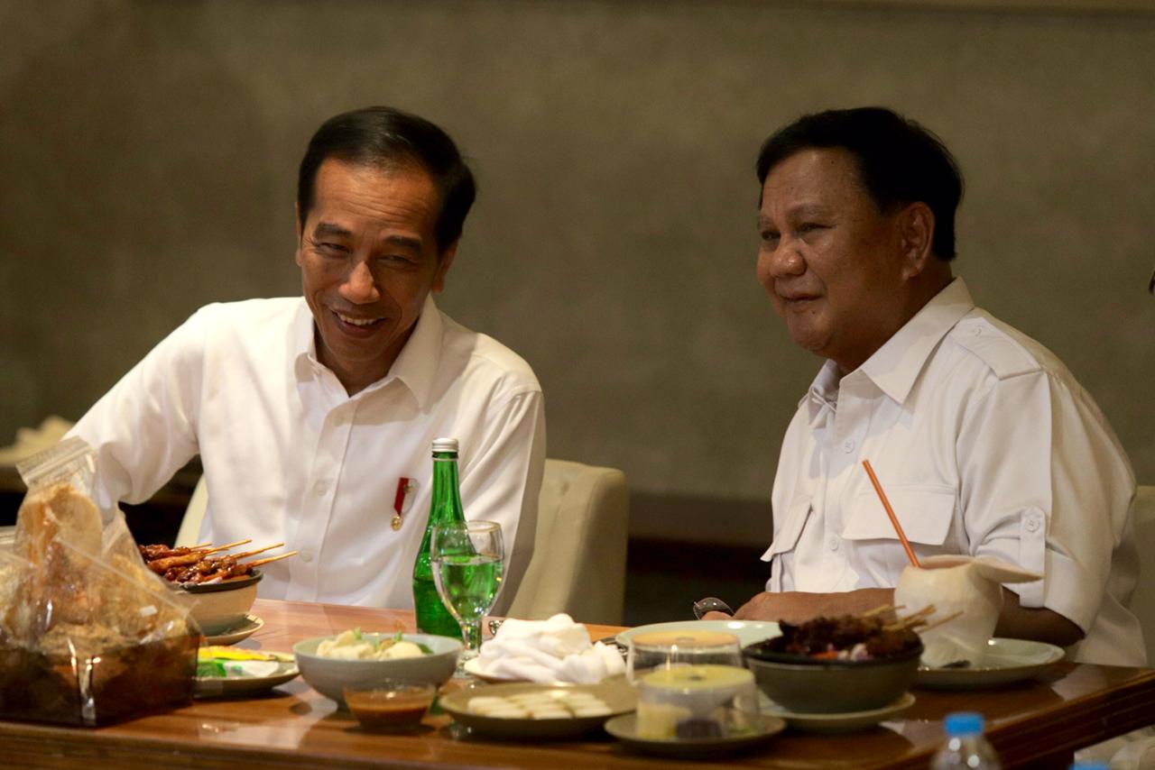 Presiden terpilih Joko Widodo (Jokowi) akhirnya melakukan pertemuan dengan mantan Capres nomor urut 02 Prabowo Subianto. (Miftahul Hayat/ Jawa Pos) - Image