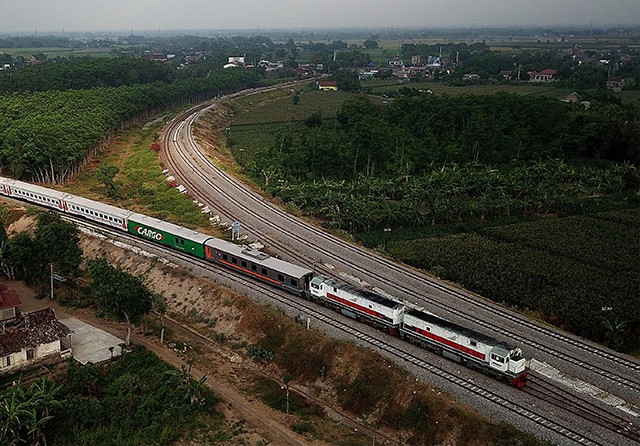 MAKIN RAMAI: Jalur double track kereta api di kawasan Kertosono akan terus menyambung ke Surabaya sehingga memudahkan mobilisasi barang dan orang di Jatim. (Riana Setiawan/Jawa Pos) - Image