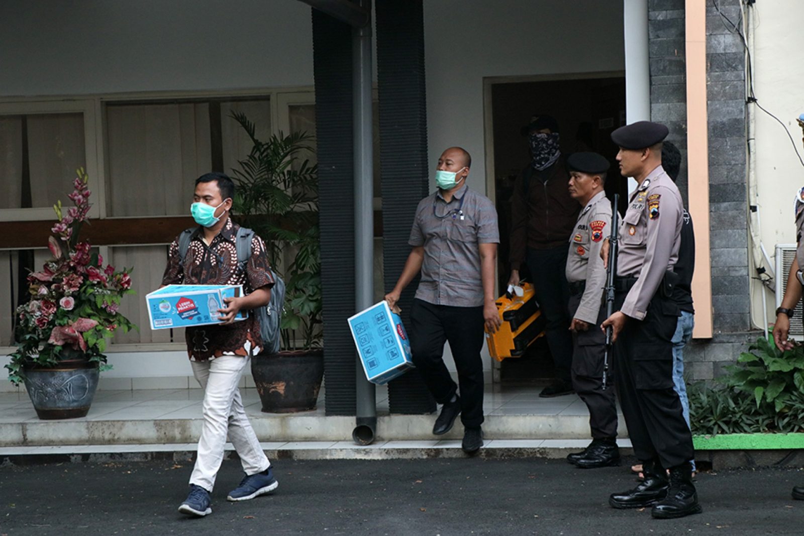 Satgas KPK membawa barang bukti usai memeriksa ruangan staf khusus bupati kudus kemarin. (Donny Setyawan/Jawa Pos Radar Kudus) - Image