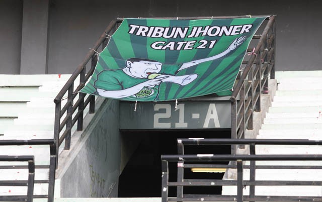 Spanduk bertuliskan Tribun Jhoner terpasang di Gate 21 Stadion Gelora Bung Tomo, Surabaya, kemarin (20/7). FOTO: Angger Bondan/Jawa Pos