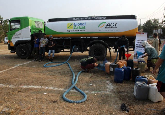 Bantuan Air Bersih: Global Zakat - ACT memberikan bantuan air bersih kepada warga terdampak kekeringan di Desa Ridogalih, Kecamatan Cibarusah, Kabupaten Bekasi. (Dok.Humas Global Zakat-ACT) - Image
