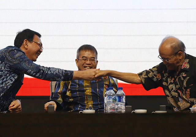 UNTUK INDONESIA: Dari kiri, Basuki Tjahaja Purnama, Yudi Latief, dan Prof Ahmad Syafii Maarif menjadi pembicara dalam seminar kebangsaan di UK Petra Surabaya kemarin. (Dipta Wahyu/Jawa Pos) - Image