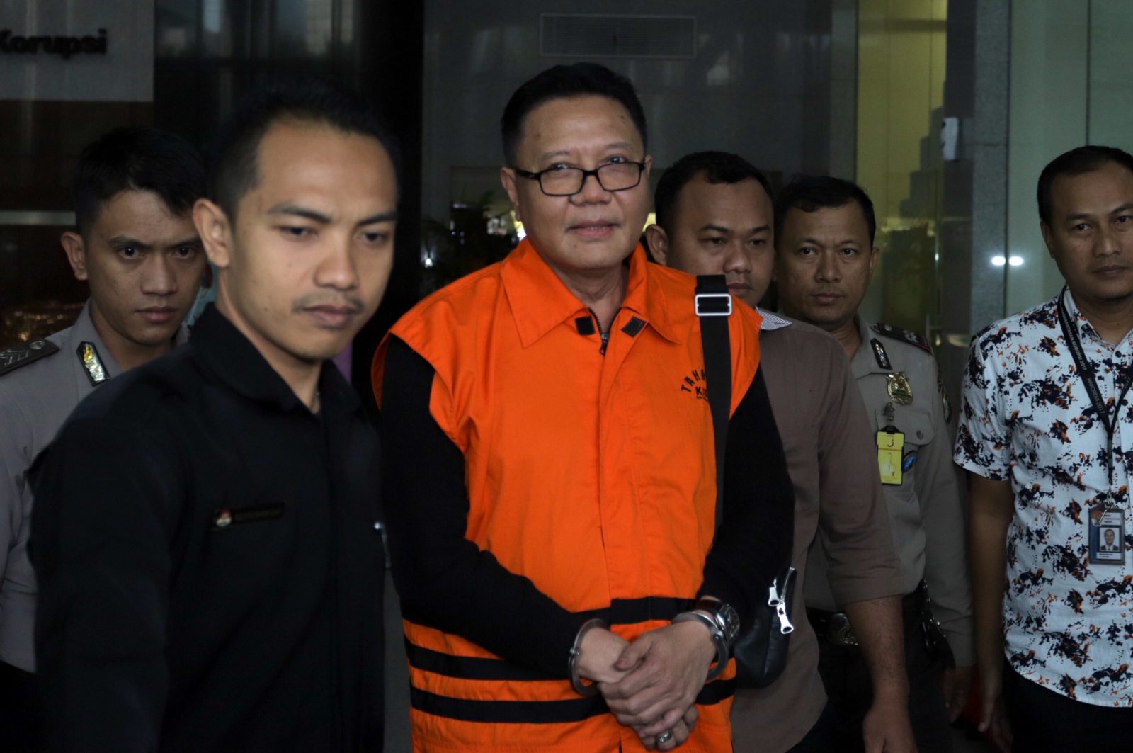 Anggota DPR F-PDIP, I Nyoman Dhamantra mengenakan rompi tahanan seusai menjalani pemeriksaan di Gedung KPK, Jakarta, Jumat (9/8/2019). KPK menahan enam orang tersangka pada Operasi Tangkap Tangan (OTT) terkait kasus dugaan pengurusan kuota dan izin impor - Image