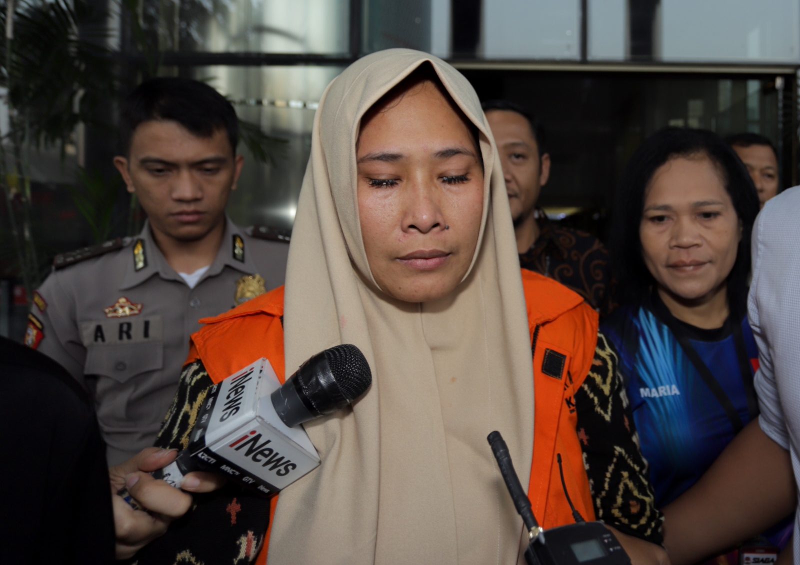 Orang kepercayaan INY (I Nyoman Dhamantra), Mirawati Basri mengenakan rompi tahanan seusai menjalani pemeriksaan di Gedung KPK, Jakarta, Jumat (9/8/2019). KPK menahan enam orang tersangka pada Operasi Tangkap Tangan (OTT) terkait kasus dugaan pengurusan k - Image