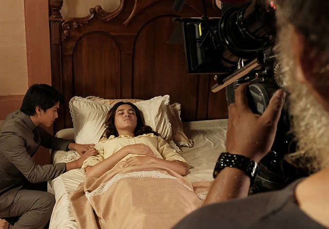 TAYANG BESOK: Proses syuting Bumi Manusia yang melibatkan Iqbaal Ramadhan dan Mawar de Jongh. (FALCON PICTURES) - Image