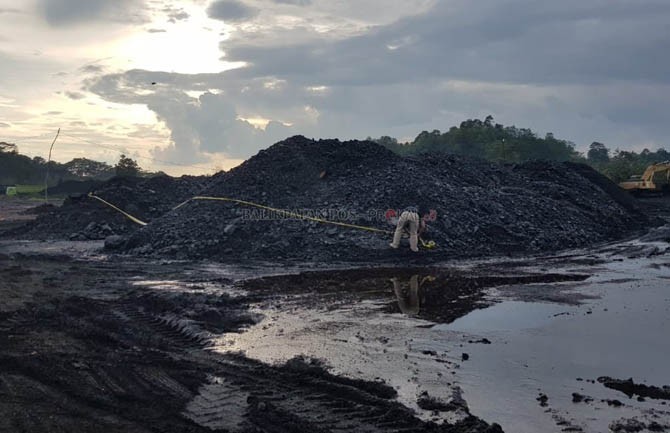 Lokasi tambang ilegal beserta dua unit tongkang pengangkut batu bara ilegal yang berada di wilayah Kutai Kartanegara dipasangi garis polisi. (Prokal.co/JPG) - Image