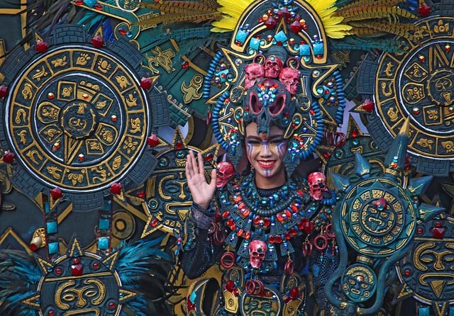 Salah satu peserta Jember Fashion Carnaval (JFC) pada gelaran, Sabtu (3/8/2019), sebelum puncak JFC pada Minggu (4/8) besok. Wonderful Artchipelago Carnaval Indonesia (WACI) di perhelatan tahun ini, JFC menyajikan suguhan yang berbeda. Ada delapan kontin - Image