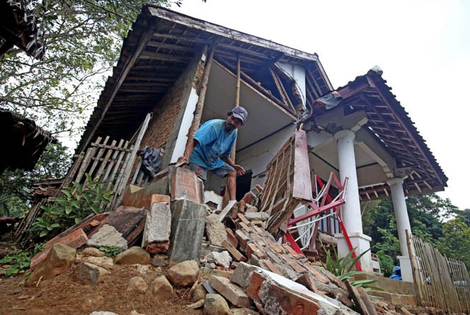 Warga memeriksa rumahnya yang rusak akibat diguncang gempa di Kampung Karoya, Mandalawangi, Pandeglang, Banten, Sabtu (3/8/2019). Menurut data BPBD Banten satu orang meninggal dan sebanyak 112 rumah rusak berat dan ringan dengan rincian di Lebak sebanyak - Image