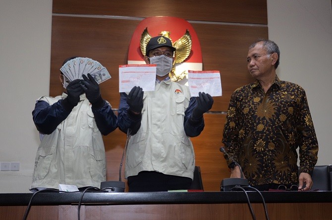 Ketua KPK Agus Rahardjo saat konferensi pers di Gedung KPK Merah Putih, Jakarta, Kamis (8/8/2019). Dalam OTT tersebut selain menyita barang bukti uang USD50 ribu dan bukti transfer Rp.2,1 Milyar, KPK juga menetapkan 6 orang tersangka, yang salah satunnya - Image