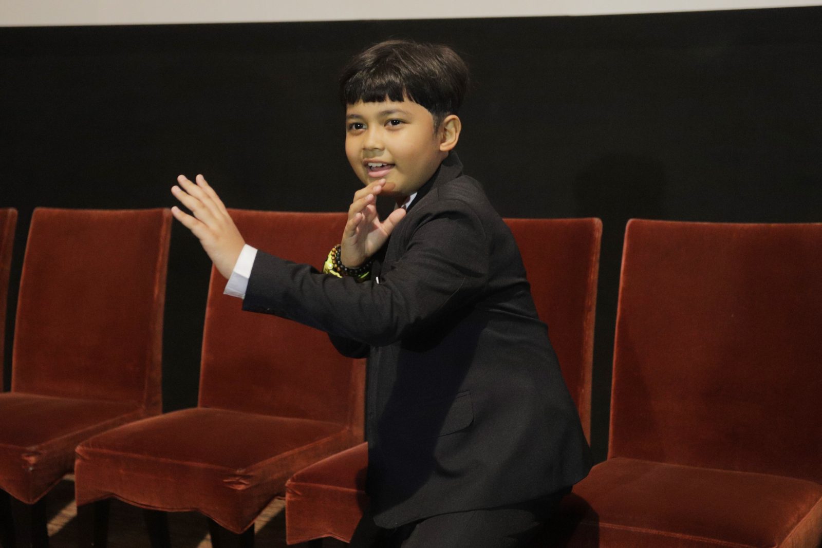 Aktor Cilik Muzaki Ramadhan berpose saat menghadiri acara peluncuran film Gundala di Jakarta, Rabu (28/8/2019). Film yang diangkat dari komik karya Harya Suraminata (Hasmi) itu akan tayang secara serentak di bioskop Indonesia pada 29 Agustus 2019. Foto: D - Image