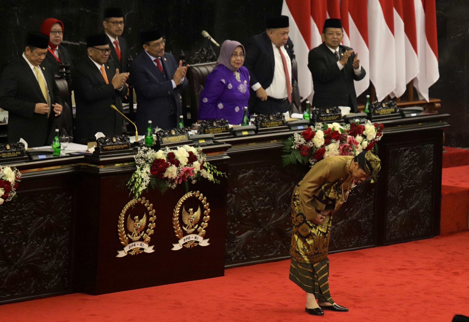 Presiden Joko Widodo dengan baju adat suku Sasak NTB menyampaikan pidato kenegaraan dalam rangka HUT Ke-74 Kemerdekaan RI dalam Sidang Bersama DPD-DPR di Kompleks Parlemen, Senayan, Jakarta, Jumat (16/8/2019). Pakaian adat Sasak yang dikenakan Jokowi ber - Image