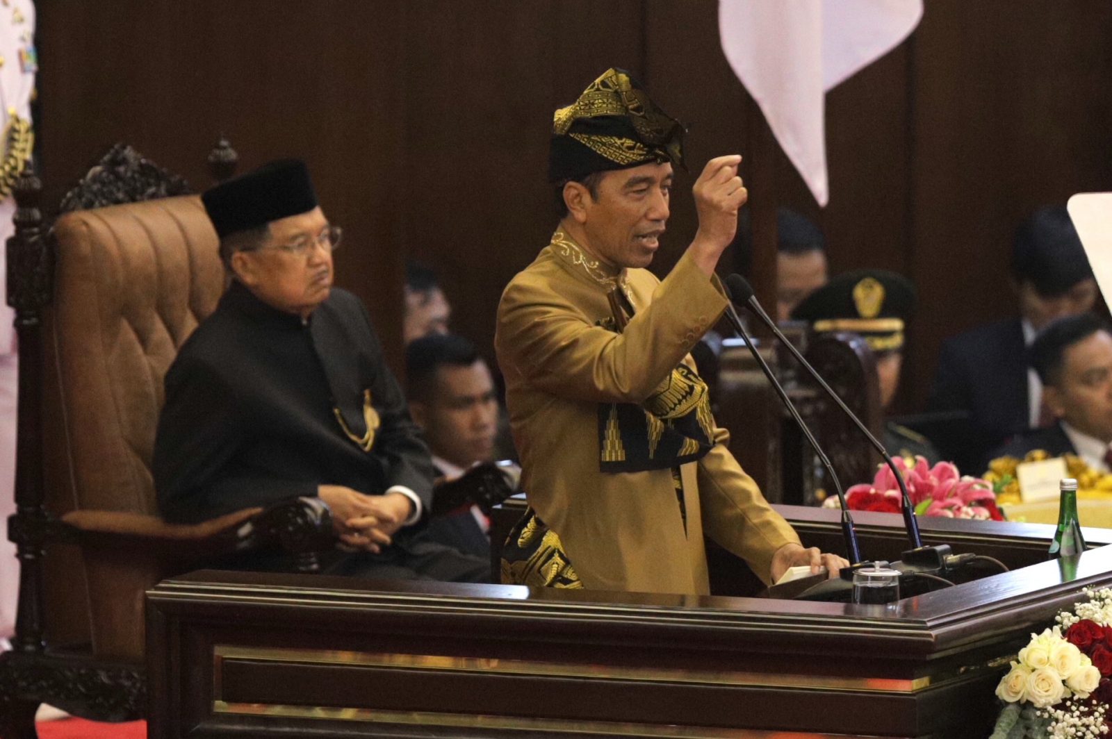 Presiden Joko Widodo dengan baju adat suku Sasak NTB menyampaikan pidato kenegaraan dalam rangka HUT Ke-74 Kemerdekaan RI dalam Sidang Bersama DPD-DPR di Kompleks Parlemen, Senayan, Jakarta, Jumat (16/8/2019). Pakaian adat Sasak yang dikenakan Jokowi ber - Image