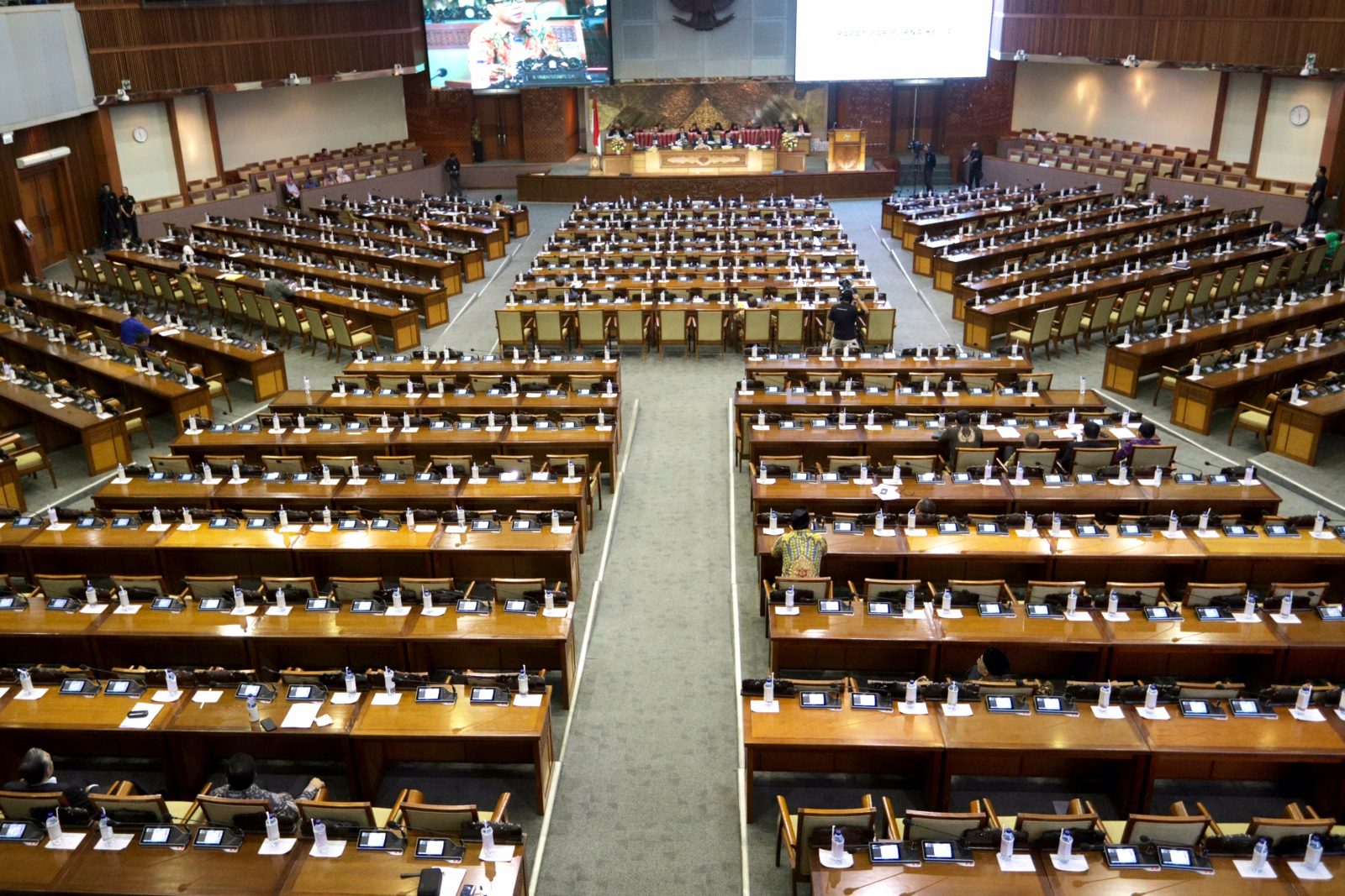 Ruang sidang paripuran anggota DPR-RI yang terlihat kosong. Pada periode 2019-2024 gedung paripurna ini akan diisi oleh legislator baru. Ada wajah lama, ada wajah baru. (Dery Ridwansah/JawaPos.com) - Image