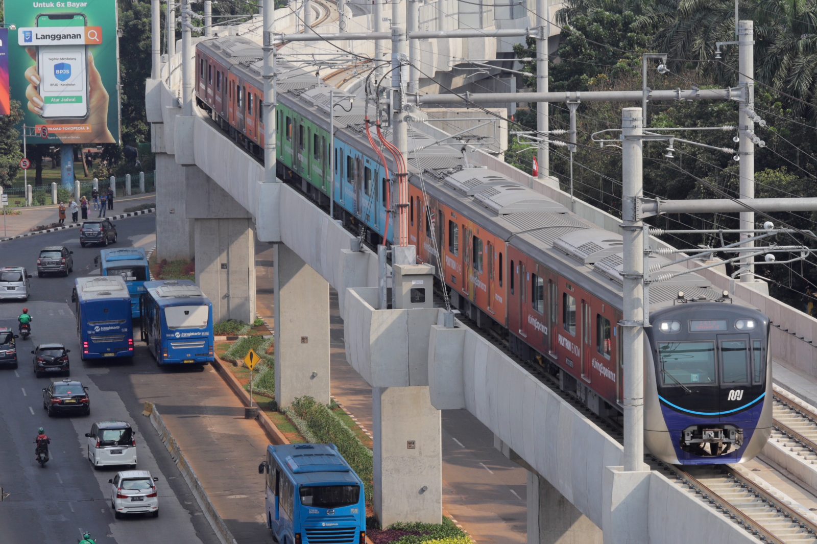 Rangkaian Kereta MRT Jakarta melintas di Jalan Sisingamangaraja, Jakarta, Rabu (7/8/2019). Kepala Dinas Perhubungan DKI Jakarta Syafrin Liputo mengumumkan perluasan 16 rute baru kebijakan Ganjil-Genap bagi kendaraan roda empat yakni di Jalan Pintu Besar S - Image
