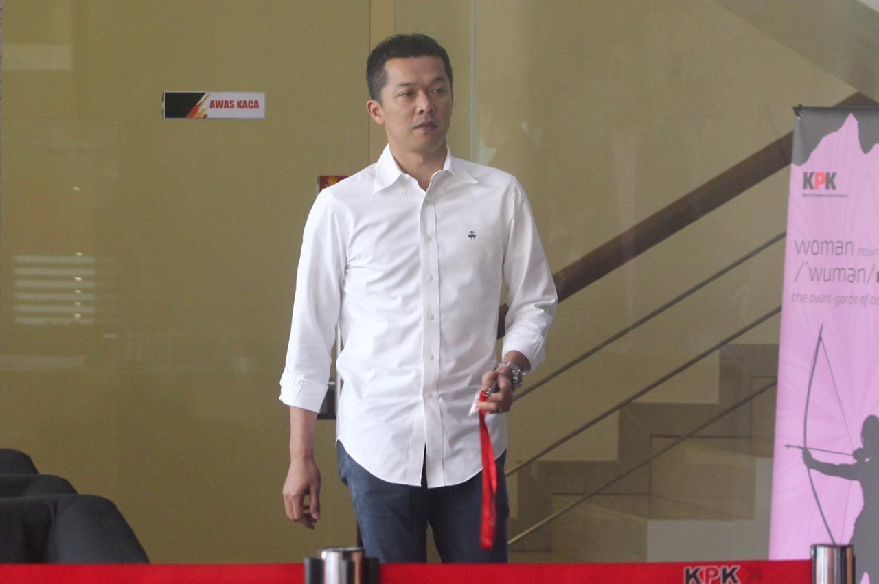 Mantan Atlet Bulutangkis Taufik Hidayat usai menjalani pemeriksaan di gedung KPK, Jakarta, Kamis (1/8/2019). Taufik diperiksa KPK untuk pengembangan kasus korupsi di lingkungan Kemenpora. Foto: Dery Ridwansah/ JawaPos.com - Image