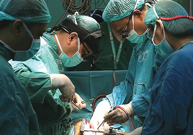 Ilustrasi: Tim bedah RSUD dr Soetomo berhasil mengangkat tumor jantung. (Robertus Risky/Jawa Pos). - Image