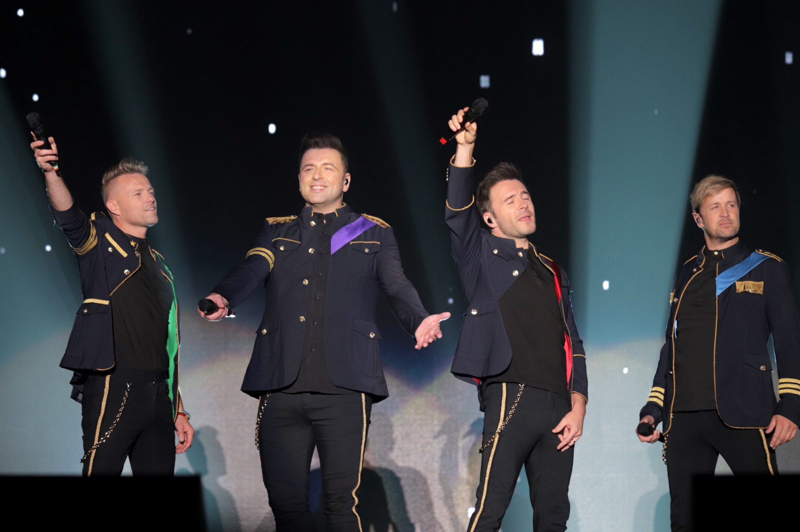 Personel Boyband Westlife Kian Egan (kiri), Shane Filan (kedua kiri), Mark Feehily (kedua kanan), dan Nicky Byrne (kanan) tampil menghibur penggemarnya saat konser di ICE BSD, Tangerang, Banten, Selasa (6/8/2019). Dalam konser yang bertajuk - Image