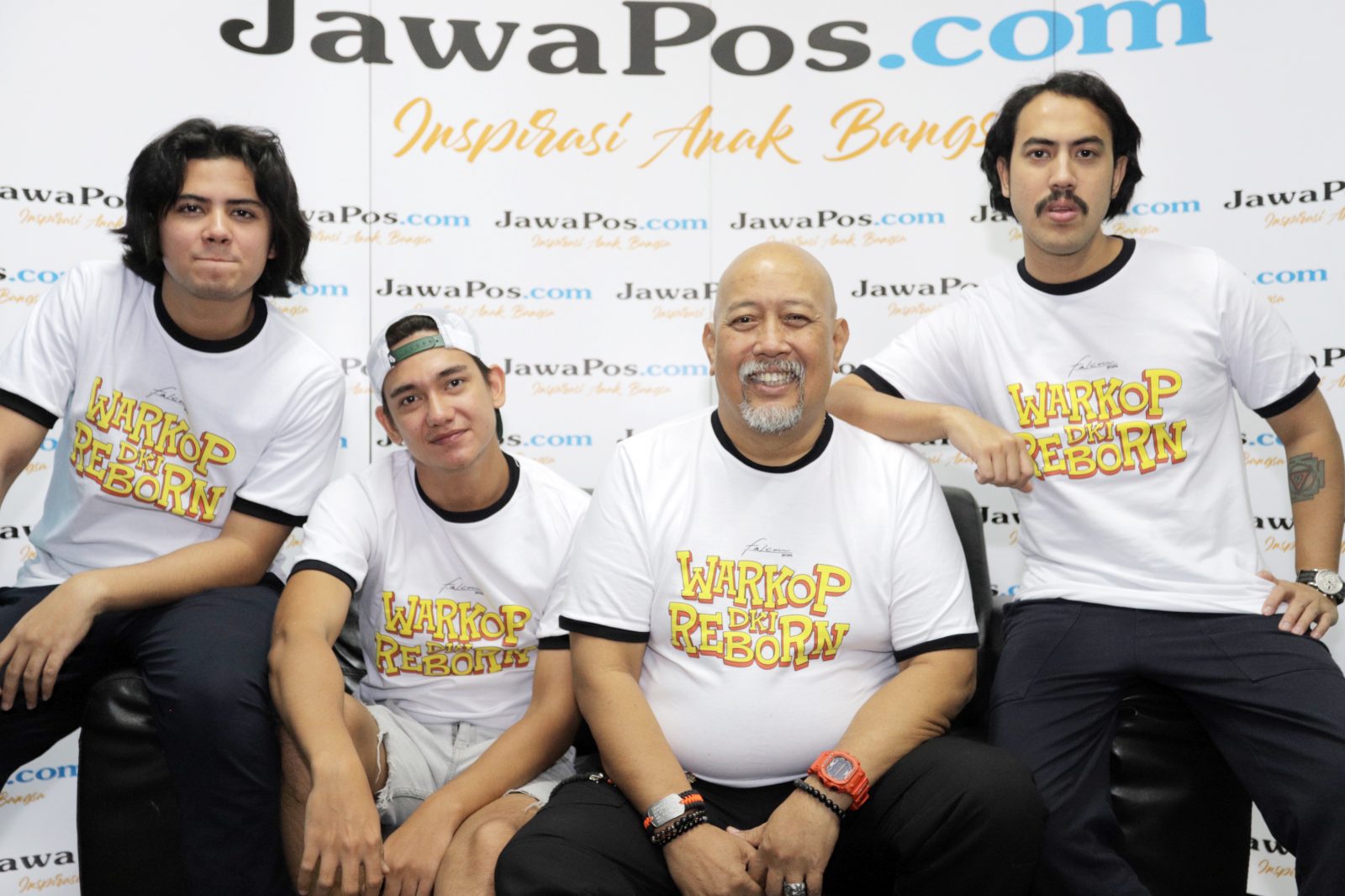 Pemeran baru Warkop DKI Reborn. Mereka adalah Aliando (Dono), Adipati Dolken (Kasino), dan Randy Danistha (Indro) saat berkunjung ke Kantor Redaksi Jawa Pos, Gedung Graha Pena, Jakarta, Rabu (21/8/2019). Warkop DKI Reborn akan tayang diseluruh bioskop di - Image