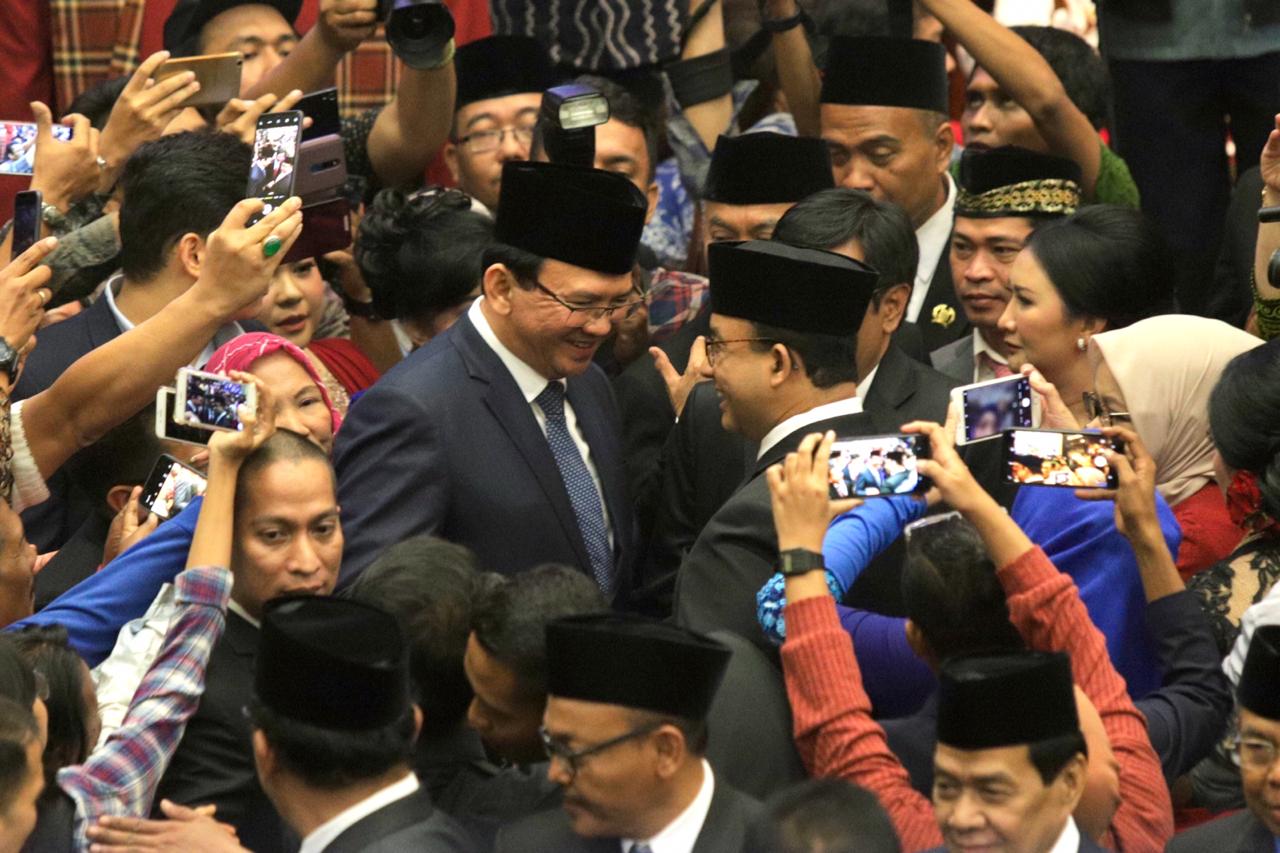 Momen Basuki Tjahaja Purnama (Ahok) bersalaman dengan Anies Baswedan saat pelantikan anggota DPRD DKI Jakarta periode 2019-2024. (Dery Ridwansah/JawaPos.com) - Image
