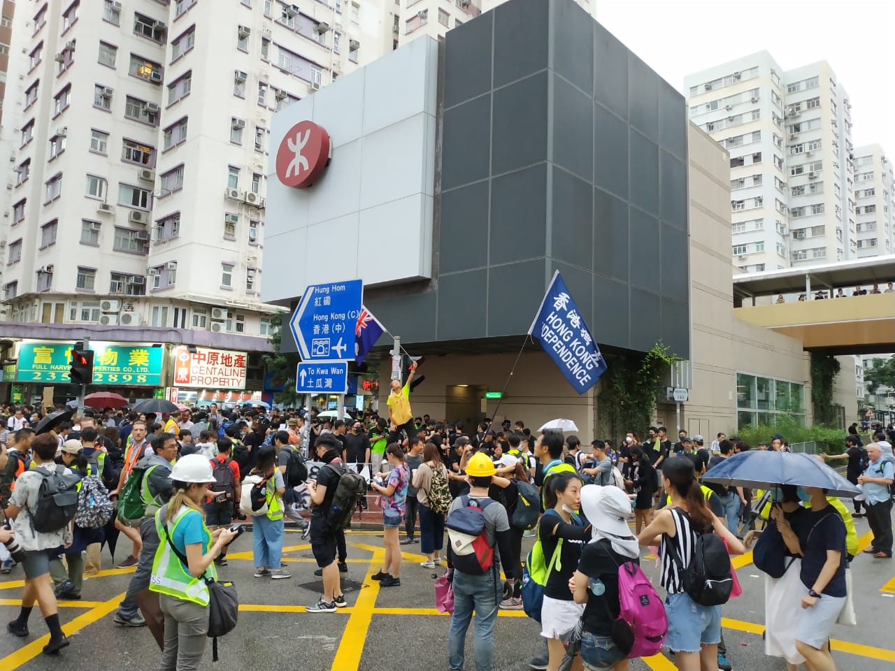 Caption: Hongkongers saat menggelar aksi di kawasang Hung Hom. Siang ini, massa akan menggelar aksi besar di Victoria Park. (Agas Putra Hartanto/Jawa Pos) - Image