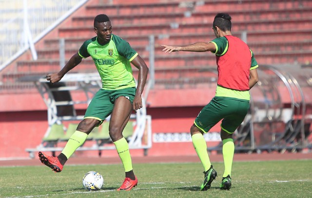 Pemain Persebaya Amildo Balde berlatih di lapangan Delta Sidoarjo,Kemarin (14/8) - Image